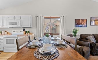 Hikers Hideaway Cozy Resort Condo w/ Pool & More