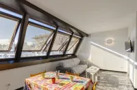 Joivy Spacious Apt for 6, Near Train Station and Beach