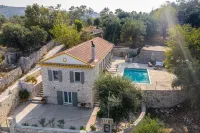 Serenity - Beautiful Newly Renovated Villa Close to Lakka - Pools
