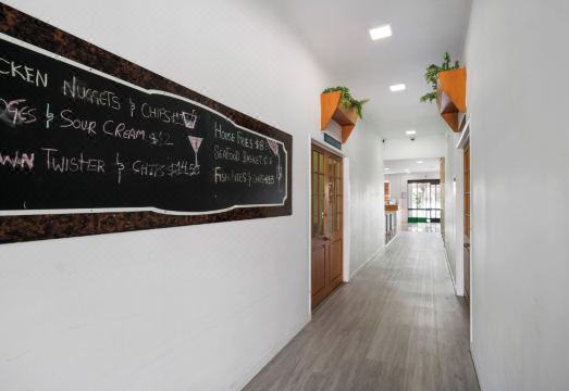 Auckland Airport Easy Hotel 욕실 및 세면대 모습