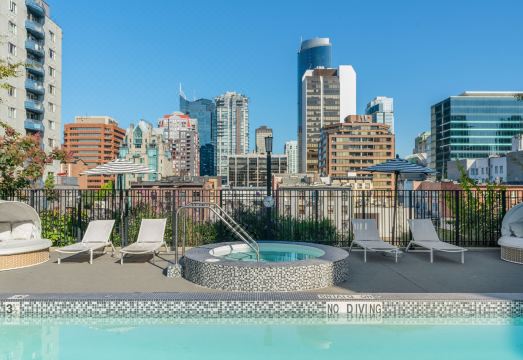 레벨 퍼니시드 리빙의 깔끔한 주방 공간