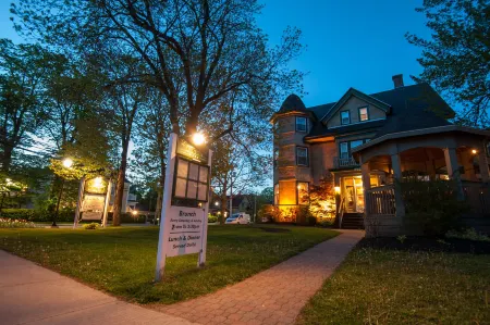 Dundee Arms Inn Отели рядом с достопримечательностью «Confederation Centre of the Arts»