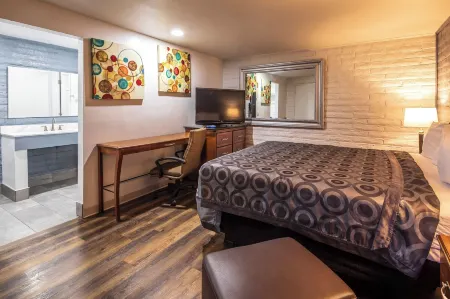 Hitching Post Studios Inn Отели в г. Сокел