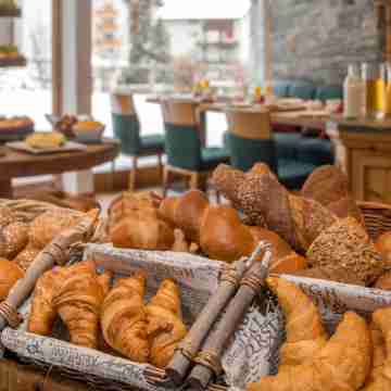 Hotel Phoenix Dining/Meeting Rooms