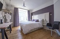 White Horse Hotel dekat Witham Library