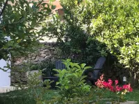 Dependance tra gli ulivi