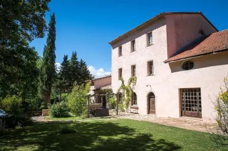 Commanderie de Peyrassol Отели в г. Пьерфё-дю-Вар