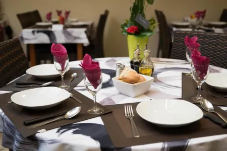 Hôtel le Vascon Отели в г. Дакс