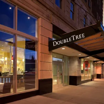 DoubleTree Suites by Hilton Hotel Detroit Downtown - Fort Shelby Отели рядом с достопримечательностью «Стадион "Нью-Центр-арена"»