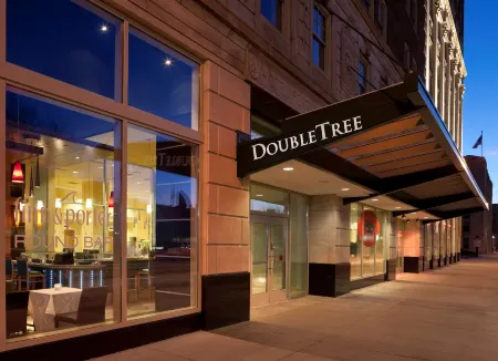 DoubleTree Suites by Hilton Hotel Detroit Downtown - Fort Shelby Отели рядом с достопримечательностью «Joe Louis Monument»