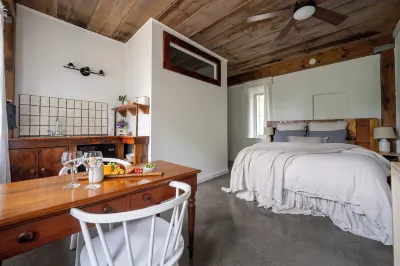 Owl's Nest Suites فنادق في ترينتون
