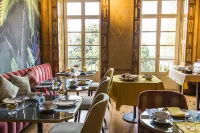 Menina Colina Guesthouse Hotels in Miragaia