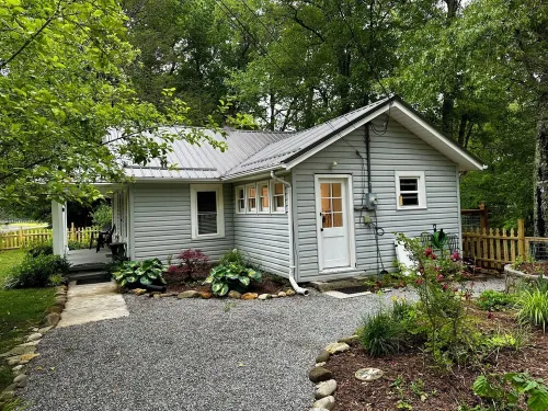 Rivers Edge Cabin, Swimming, Tubing, Fishing, Fire Pit, Grill, Wi-Fi, Relaxing!