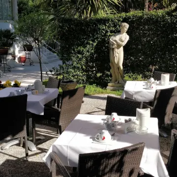 Hotel Villa Delle Palme Отели рядом с достопримечательностью «Дворец Грасси»