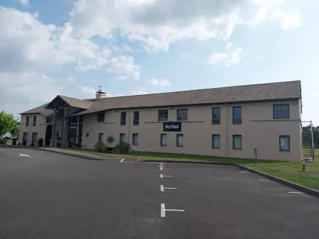 Kyriad Hôtel la Fleche Отели в г. Люше-Пренже