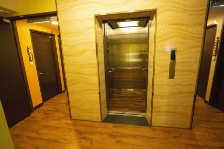 Expo Hotel Отели рядом с достопримечательностью «Chimney»