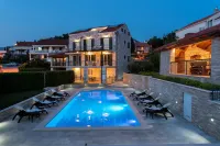 Apartments Sutalo - Pools
