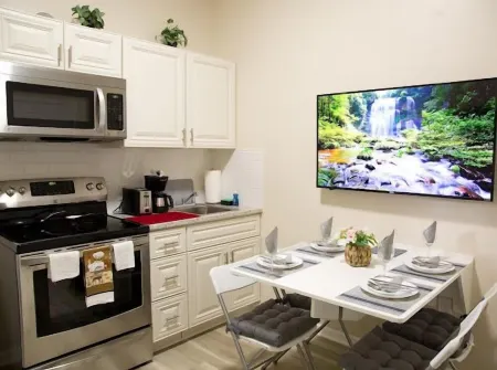 Charming , 2 bedroom , 1 bath and full kitchen, retreat with pool Отели рядом с достопримечательностью «Джайв Кидс Уорлд Виллидж»