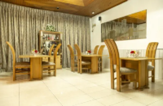 Hill View Hotel West Airport