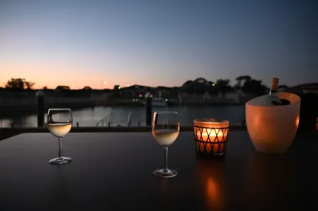 A Waterside Paradise - Geographe's Hidden Oasis Отели в г. Джограф