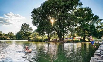 8b 4b Nearby Pool Blanco Wine Trail Town sq