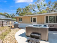 Hot Tub, Fire Pit, Near the Beach! Hotels in Edgewater