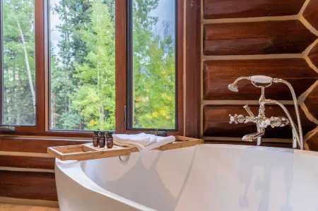 Townhome on the Creek 135 by AvantStay Ski in Ski Out Home w Hot Tub