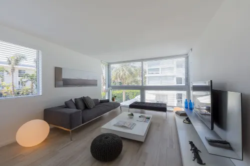 Beach Haus Key Biscayne Contemporary Apartments - Pools