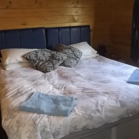 Spacious 3 bedroom cabin at Avonvale Holiday Lodge