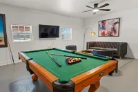 4000 Sqft Lakefront Retreat Private Hot Tub #NH Hotels in Warr Acres