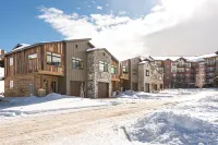 Cozy Living Space and Scenic Adventure - Tranquil Mountain Retreat Hotels near Quick Draw Express Ski Lift