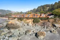Private Balcony and Full Size Hot Tub - Beautiful Oceanfront Getaway Hotels in Smith River