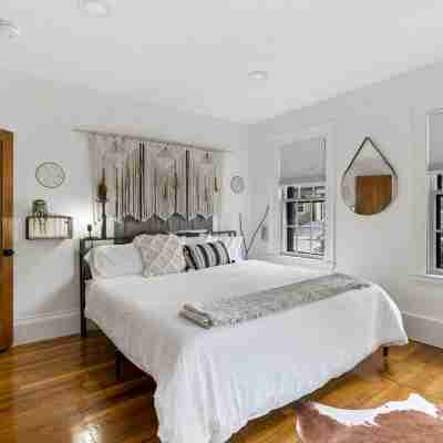 Steps to Beach • Free Parking • 2Br Rockport Rooms