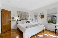 2 Bd/2 Bth with  ·King bed ·2 floors · Private Parking · Downtown Rockport