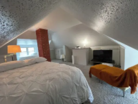 House of Funk - A Cozy & Eclectic Retreat in Des Moines’s Drake Neighborhood