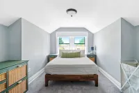 The Norwood Nook – Walkable Stay Near O’Hare & Metra! Hotel a 