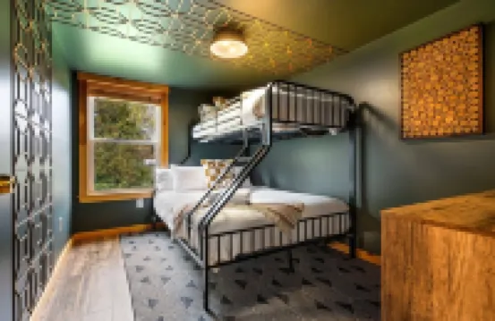 Bear Cub Charming 2-bedroom apartment near Sugarloaf on Snowmobile/ATV trails