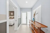 Pool,4-bedroom house ,family friendly, canal front