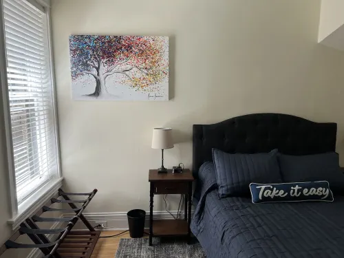 Stylish, Inviting 2-BR near Logan Square and Wrigley Field