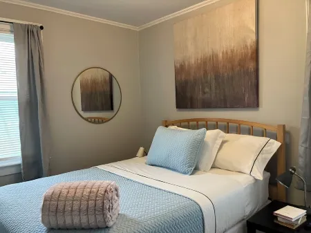 2-Bedroom Apt Near UNH, Portsmouth! - Parking, Full Kitchen, Free Wine! Отели в г. Довер