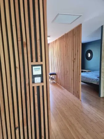 Intimate house with spa and sauna 30 minutes from Lyon. Relaxation and privacy. Отели в г. Жарниу