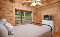 Hot Tub/FirePit/Grill/Arcade/75"/PorchSwing 7Min to Ellijay 21Min to BlueRidge