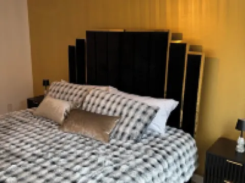 Charming 2-bedroom house with Feather Theme , WiFi in excellent Aurora 奧羅拉酒店