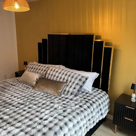 Charming 2-bedroom house with Feather Theme , WiFi in excellent Aurora