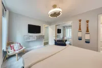 Ski Way by Avantstay Cozy Tahoe Home w/ Fireplace & Balcony