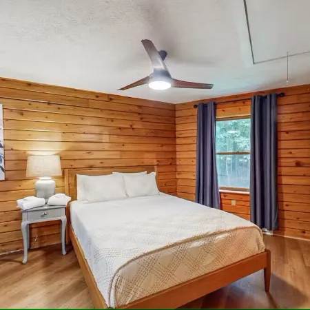 Cozy Log Cabin Near Ski Area/Lake + Hot Tub
