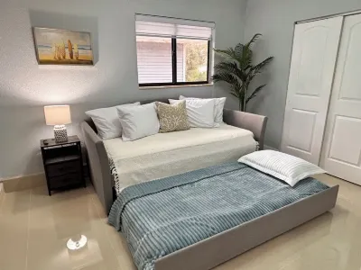 Modern 4-Bedroom House with Heated Pool and Outdoor Firepit in Sarasota. Các khách sạn gần Nathan Benderson Park