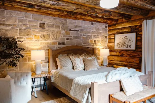 Spacious 6-bedroom cabin & sports bar in Amish country. Close to Breitenbach.