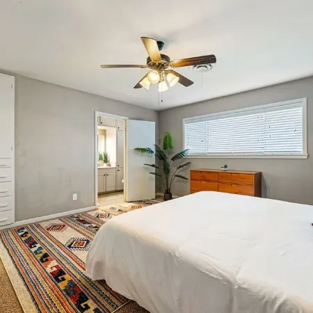 Spring Nights: Fire Pit, BBQ, Games, Pets, 1 Mile to TX A&M, 8 Car Parking