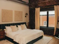 The McKinzie Penthouse! newly renovated 2-King bedroom / 2-bathroom. Hotels in Grayson County